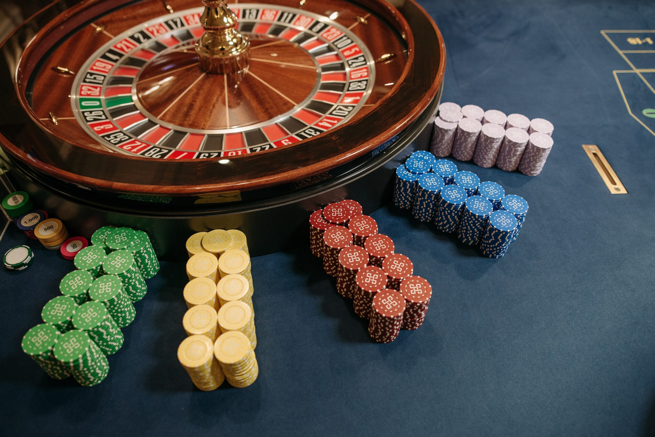 Slot machine, roulette e blackjack possono essere giocati online al casino online.